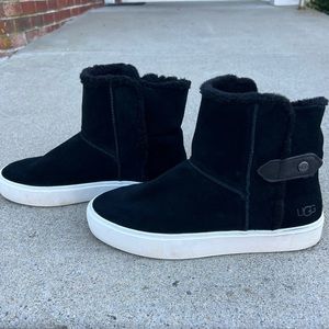 UGG Lynus Sneaker/Boot sz9